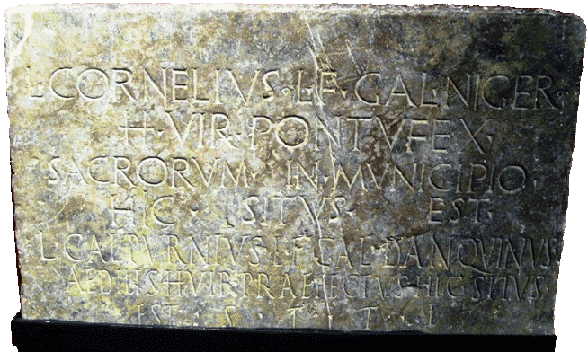 "que la tierra te sea leve" Inscripción romana en el Museo de Ulia.